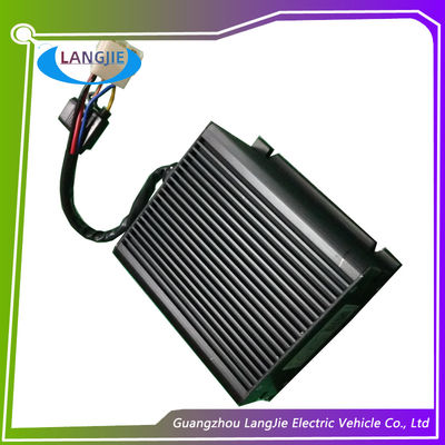 Czarny elektryczny wózek częściowy Wózek golfowy Konwerter DC z podwójnym wyjściem Typ 150mm * 150mm * 45.5mm